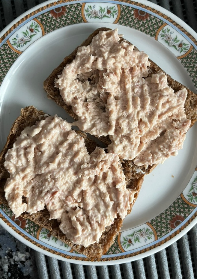 Una foto de Sándwich de atún y mayonesa 🍣🥪