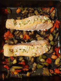 Una foto de Salmón al horno con verduras