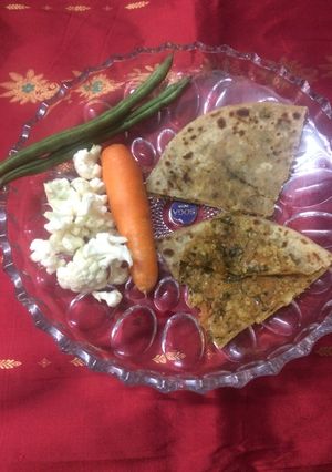 A picture of Mixed veg stuffed paratha.