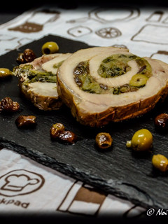 Foto di Arrosto di lonza farcito con scarola, olive, capperi e acciughe