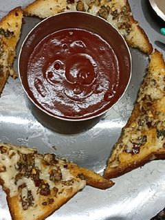 गार्लिक ब्रेड (Garlic bread recipe in Hindi) रेसिपी मुख्य फोटो