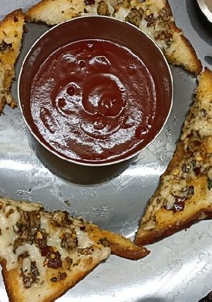 गार्लिक ब्रेड (Garlic bread recipe in Hindi) रेसिपी मुख्य फोटो