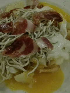 Una foto de Patatas con jamón y gulas