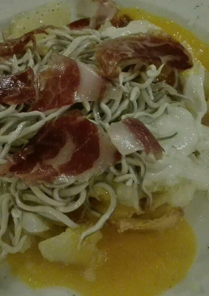 Una foto de Patatas con jamón y gulas