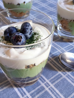 Una foto de Yogurt griego con cereales con té matcha