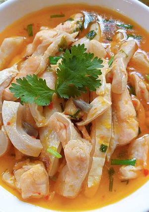 Hình của món Lườn cá hồi kho hành ớt.