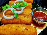 गार्लिक पोटैटो रोल्स (Garlic potato rolls recipe in Hindi)