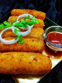 गार्लिक पोटैटो रोल्स (Garlic potato rolls recipe in Hindi) रेसिपी मुख्य फोटो