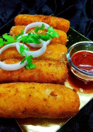 गार्लिक पोटैटो रोल्स (Garlic potato rolls recipe in Hindi) रेसिपी मुख्य फोटो