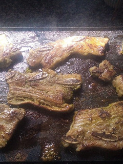 Una foto de Graella de Churrasco con salsa de vino blanco y ajo y perejil