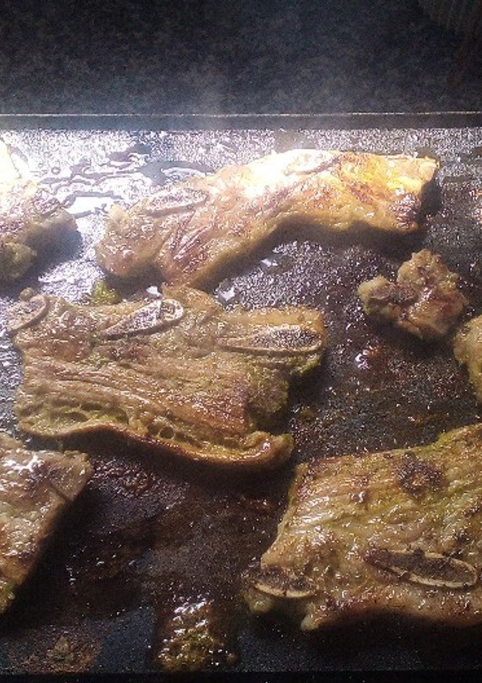 Una foto de Graella de Churrasco con salsa de vino blanco y ajo y perejil