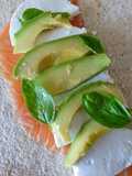Wraps integrais de salmão fumado, queijo fresco e abacate aromatizado com manjericão