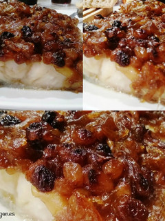 Una foto de Bacalao con cebolla caramelizada y pasas