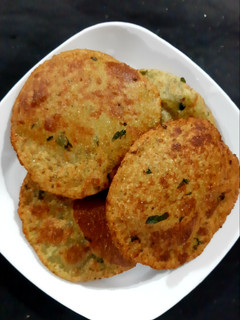 हरे मटर की पूरी (hare matar ki poori recipe in Hindi) रेसिपी मुख्य फोटो
