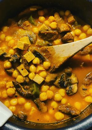 Foto de Feijoada de grão com cogumelos e tofu fumado