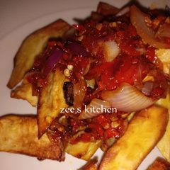 A picture of Fried sweet potatoes with sauce.