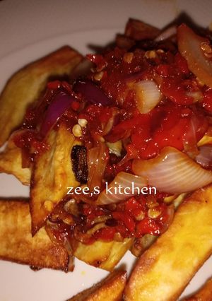 A picture of Fried sweet potatoes with sauce.