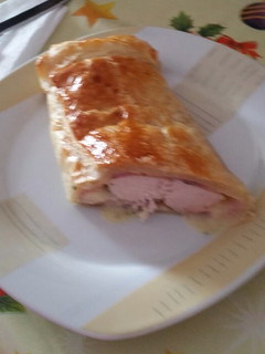 Una foto de Pechuga de pavo en vuelta en beicon y queso y hojaldre