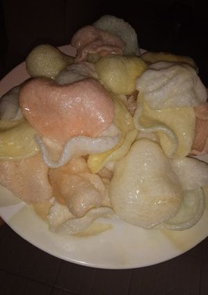 A picture of Colorful prawn crackers.