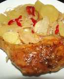 Pataki tálban sült csirkecomb savanyú káposztával, almával