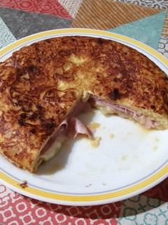 Una foto de 🍳Tortilla de patata con jamón y queso