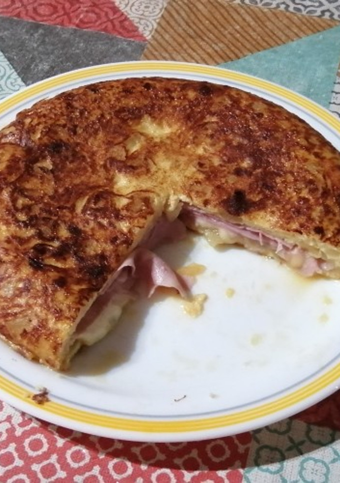 Una foto de 🍳Tortilla de patata con jamón y queso
