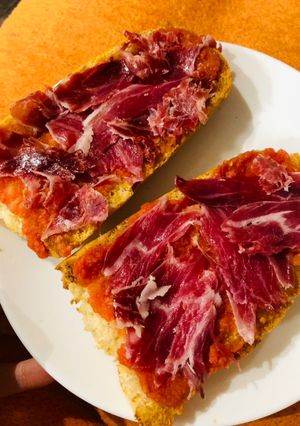 Una foto de Pan con tomaca y jamón ibérico