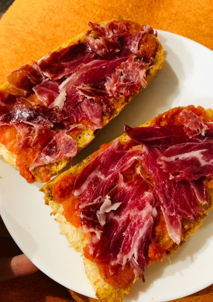 Una foto de Pan con tomaca y jamón ibérico