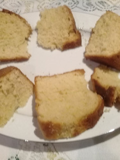 A picture of Buttercake with lemon.