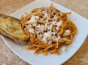 Una foto de tomate hierbabuena pasta