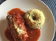 Una foto de pechuga rellena de albahaca