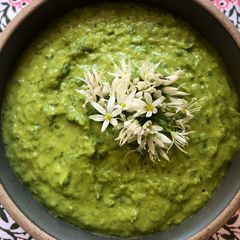 A picture of White bean and wild garlic dip - vegan.