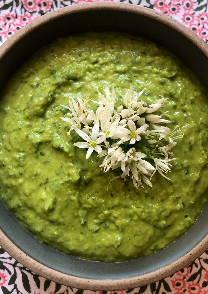 A picture of White bean and wild garlic dip - vegan.