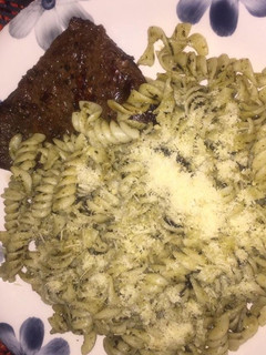 Una foto de Espirales al Pesto con Bife