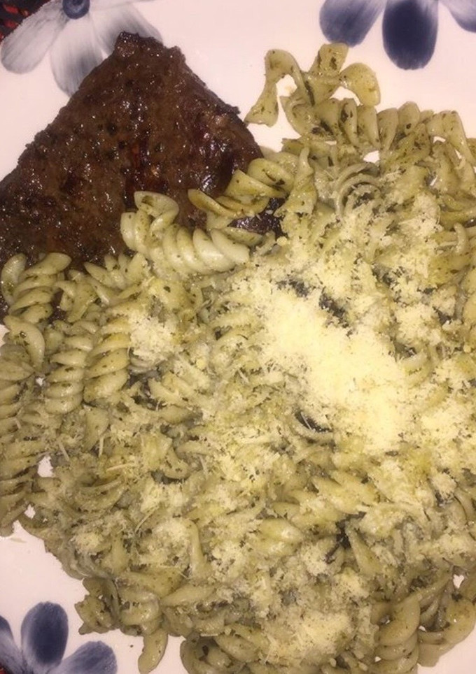 Una foto de Espirales al Pesto con Bife