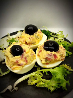 Una foto de Huevos rellenos de jamón serrano