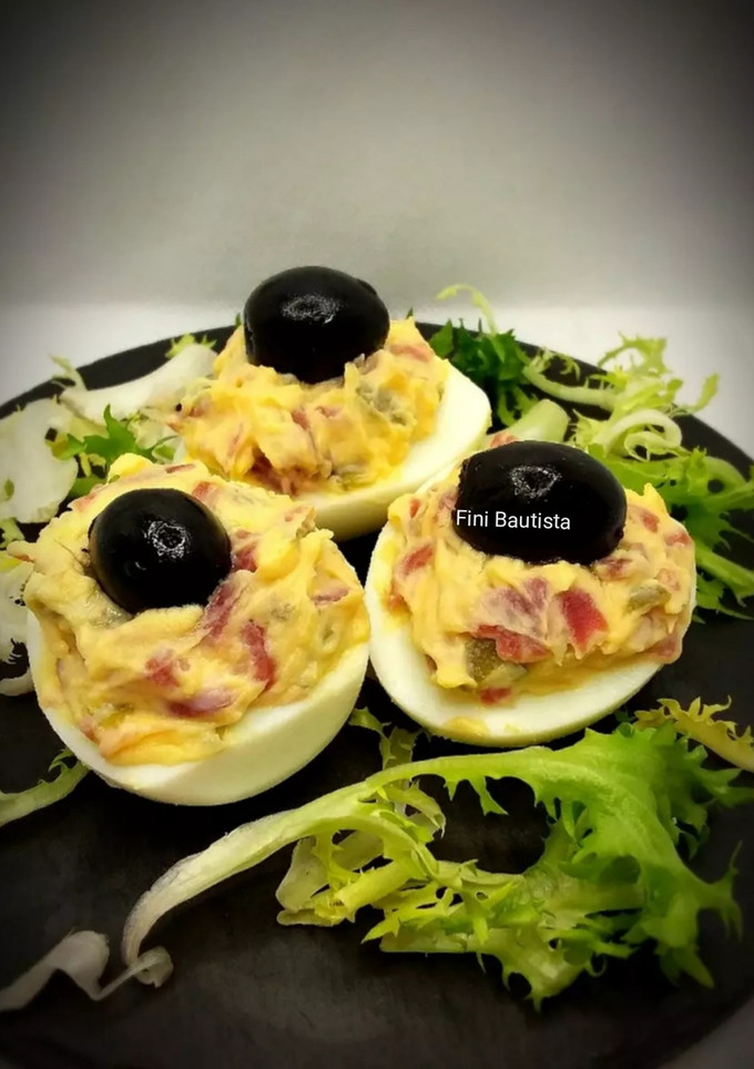 Una foto de Huevos rellenos de jamón serrano