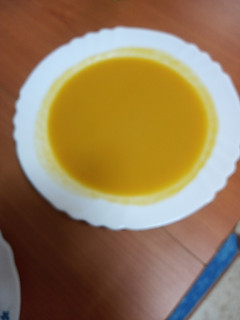Una foto de Crema de calabaza, zanahoria y lechuga