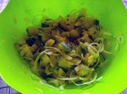 Uma foto de abobrinha salada