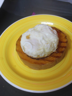 Una foto de Calabaza a la plancha con huevos fritos