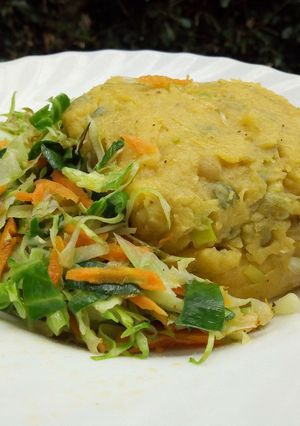 A picture of Green mashed bananas and sauteed vegetables.