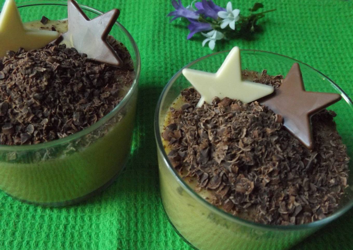 Postre delicioso de mango y aguacate