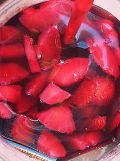 Una foto de Borgoña "vino tinto con frutillas"