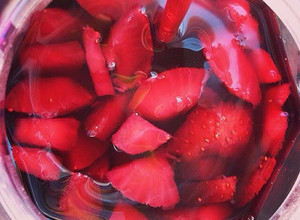 Una foto de Borgoña "vino tinto con frutillas"