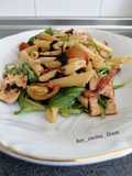 Ensalada de pasta, pollo y bacon con vinagreta de ajo negro