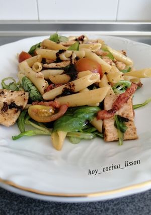 Foto principal de Ensalada de pasta, pollo y bacon con vinagreta de ajo negro