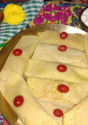 গুড় ক্ষীর ও নারকেলের পুরে পাটিসাপ্টা(gur kheer o narkeler pur e patisapta recipe in Bengali) রেসিপির প্রধান ছবি