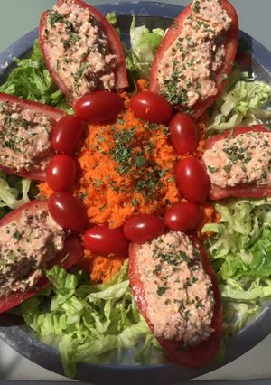 Une photo de Salade d été tomates farcies jambon feta menthe lit de laitue et carottes râpées
