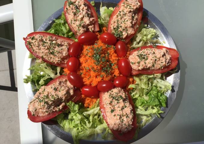 Salade d été tomates farcies jambon feta menthe lit de laitue et carottes râpées