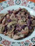 Pollo con champiñones, bacon y lombarda